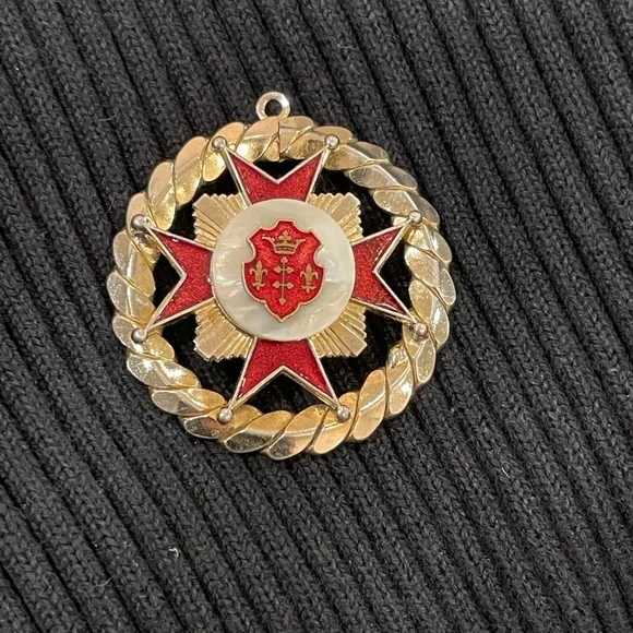 😍 VINTAGE COAT OF ARMS PENDANT Red Enamel, mother of pearl w gold finish